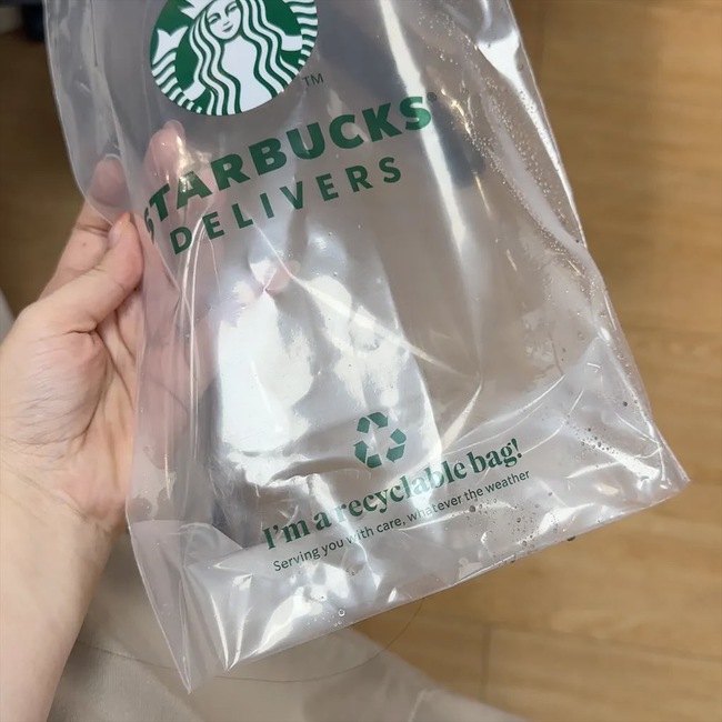 Shipper Việt mừng rỡ với túi nilon Starbucks: Không còn lo ly nước rơi giữa đường - Ảnh 8. Shipper Việt mừng rỡ với túi nilon Starbucks: Không còn lo ly nước rơi giữa đường - Ảnh 8.