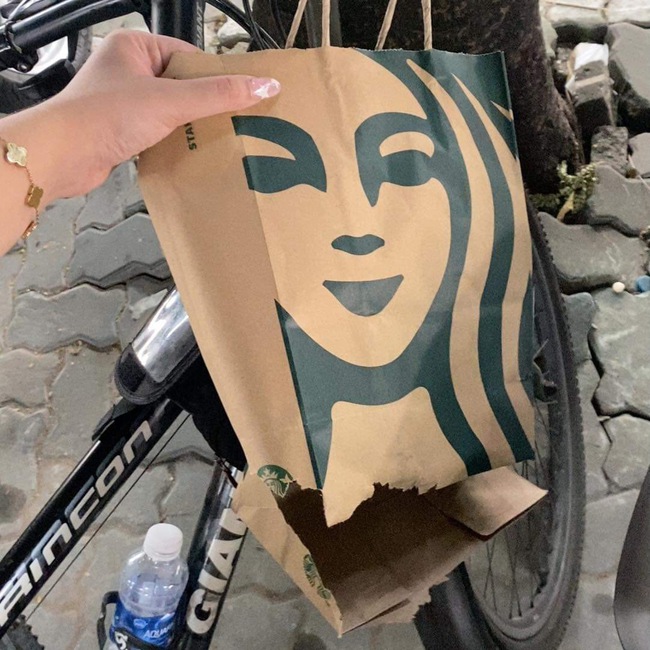 Shipper Việt mừng rỡ với túi nilon Starbucks: Không còn lo ly nước rơi giữa đường - Ảnh 4. Shipper Việt mừng rỡ với túi nilon Starbucks: Không còn lo ly nước rơi giữa đường - Ảnh 4.