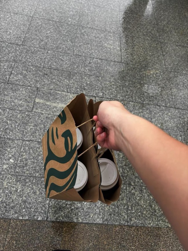 Shipper Việt mừng rỡ với túi nilon Starbucks: Không còn lo ly nước rơi giữa đường - Ảnh 1. Shipper Việt mừng rỡ với túi nilon Starbucks: Không còn lo ly nước rơi giữa đường - Ảnh 1.