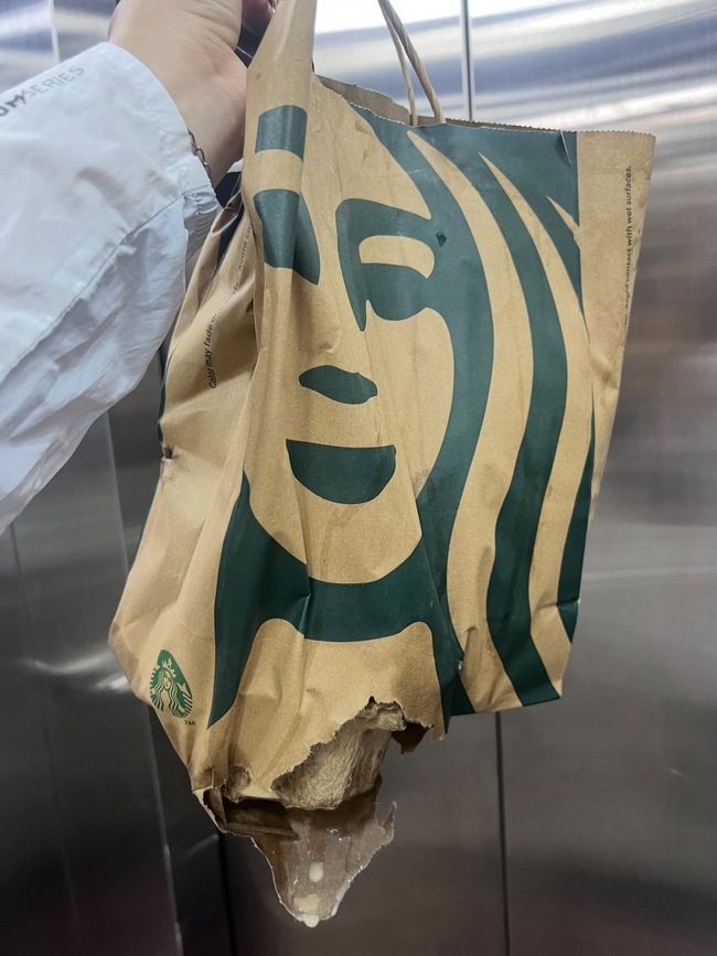 Shipper Việt mừng rỡ với túi nilon Starbucks: Không còn lo ly nước rơi giữa đường - Ảnh 2. Shipper Việt mừng rỡ với túi nilon Starbucks: Không còn lo ly nước rơi giữa đường - Ảnh 2.