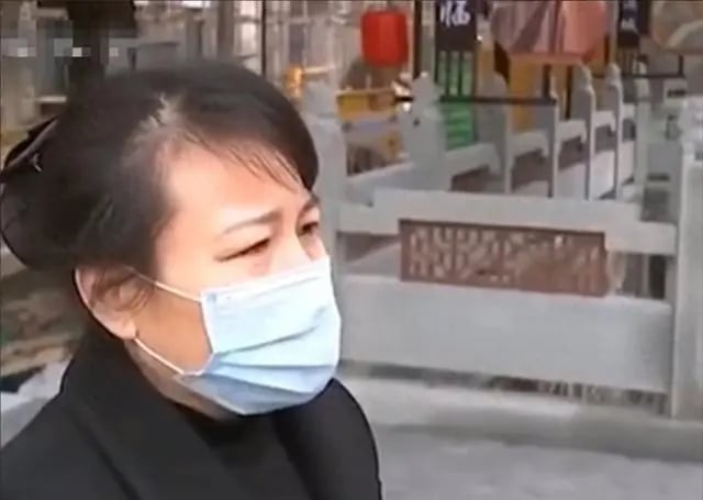 Người phụ nữ ở Trung Quốc gửi tiết kiệm 4,2 tỷ đồng, khi tất to&aacute;n chỉ c&ograve;n 1/7 c&ugrave;ng 1 "đống nợ": Ng&acirc;n h&agrave;ng chỉ r&otilde; "lỗi do b&agrave; k&yacute; m&agrave; kh&ocirc;ng đọc kỹ" - Ảnh 2.