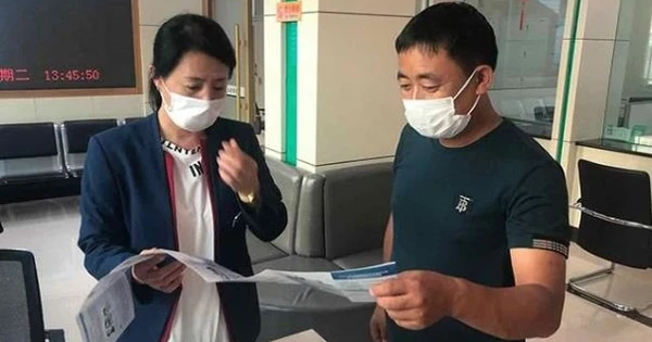 Người phụ nữ ở Trung Quốc gửi tiết kiệm 4,2 tỷ đồng, khi tất to&aacute;n chỉ c&ograve;n 1/7 c&ugrave;ng 1 "đống nợ": Ng&acirc;n h&agrave;ng chỉ r&otilde; "lỗi do b&agrave; k&yacute; m&agrave; kh&ocirc;ng đọc kỹ" - Ảnh 3.