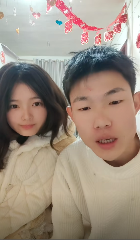 Đ&aacute;m cưới lạ nhất Trung Quốc: Ch&uacute; rể ăn vụng ngay tr&ecirc;n s&acirc;n khấu, th&aacute;i độ của c&ocirc; d&acirc;u khi ph&aacute;t hiện l&ecirc;n hot search- Ảnh 4.