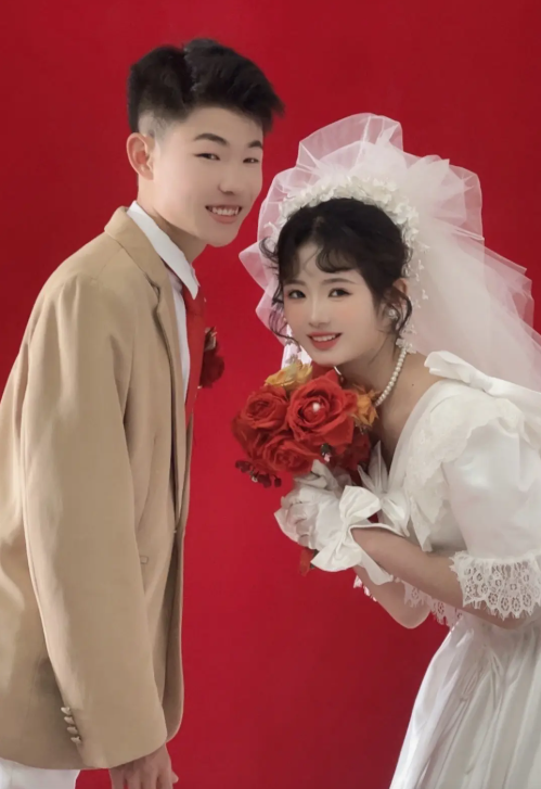 Đ&aacute;m cưới lạ nhất Trung Quốc: Ch&uacute; rể ăn vụng ngay tr&ecirc;n s&acirc;n khấu, th&aacute;i độ của c&ocirc; d&acirc;u khi ph&aacute;t hiện l&ecirc;n hot search- Ảnh 2.