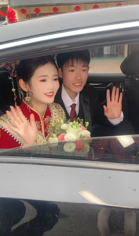 Đ&aacute;m cưới lạ nhất Trung Quốc: Ch&uacute; rể ăn vụng ngay tr&ecirc;n s&acirc;n khấu, th&aacute;i độ của c&ocirc; d&acirc;u khi ph&aacute;t hiện l&ecirc;n hot search- Ảnh 3.