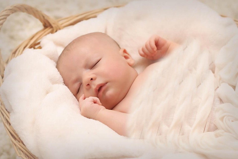 Sự kh&aacute;c biệt giữa sinh con v&agrave;o buổi s&aacute;ng v&agrave; buổi chiều: Kh&ocirc;ng phải m&ecirc; t&iacute;n nhưng c&oacute; 4 điểm kh&aacute;c biệt lớn - Ảnh 1.