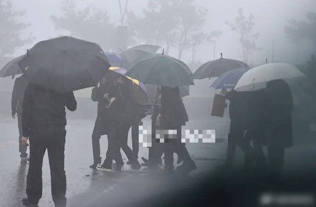 Lễ an táng trong mưa của Từ Hy Viên: Chồng Hàn khóc đến run rẩy, nhiều người thân đội mưa tiễn biệt lần cuối- Ảnh 4.