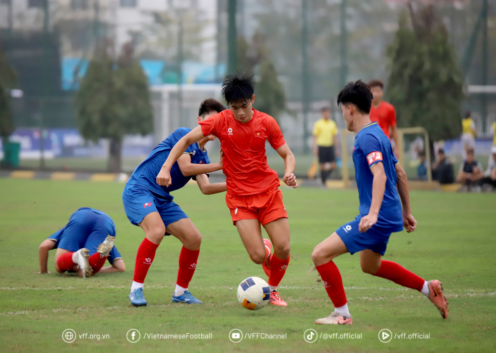 Gặp khó trước đội Hạng Nhì, tuyển Việt Nam nhận bài học quý từ người hùng World Cup - Ảnh 1.