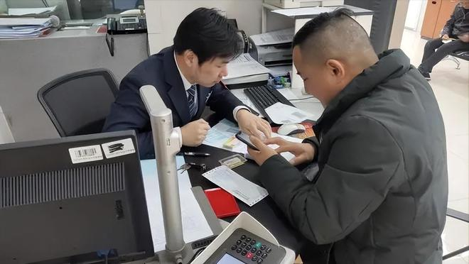 Người đ&agrave;n &ocirc;ng gửi tiết kiệm 14,4 tỷ đồng, khi tất to&aacute;n mới ngỡ ng&agrave;ng t&agrave;i khoản chỉ c&ograve;n tiền l&atilde;i: Ng&acirc;n h&agrave;ng n&oacute;i &ldquo;ch&iacute;nh &ocirc;ng đ&atilde; đồng &yacute; đầu tư&rdquo;- Ảnh 1.