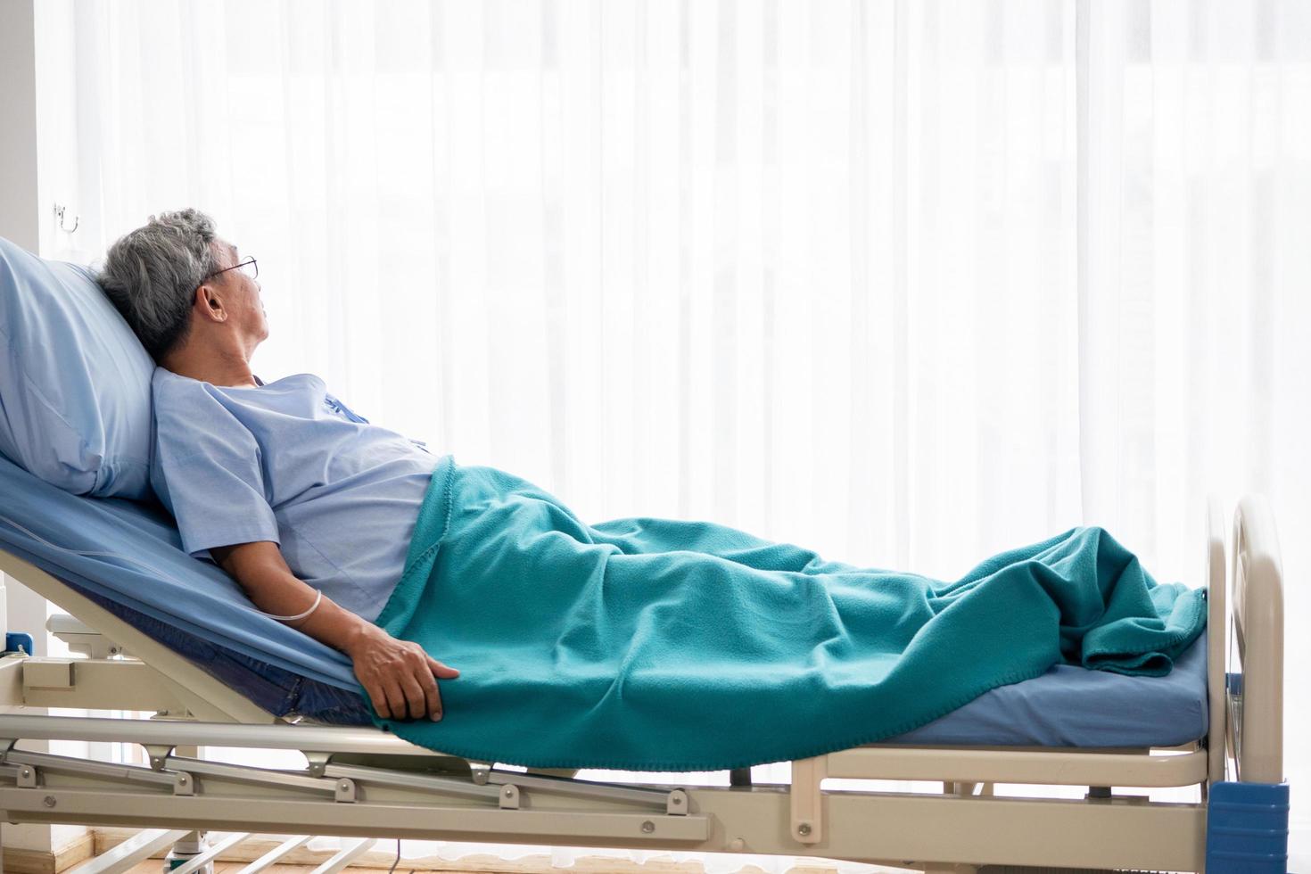 Người đàn ông để lại tài sản cho thư ký, gia đình kiện đòi thừa kế - Ảnh 1. Người đàn ông để lại tài sản cho thư ký, gia đình kiện đòi thừa kế - Ảnh 1.