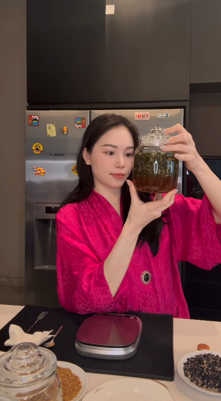 Bố chồng tỷ ph&uacute; gửi cho con d&acirc;u gốc H&agrave; Nội 1 thứ qu&yacute; gi&aacute;, đem khoe lập tức được hỏi c&aacute;ch d&ugrave;ng- Ảnh 2.