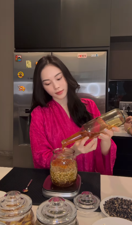 Bố chồng tỷ ph&uacute; gửi cho con d&acirc;u gốc H&agrave; Nội 1 thứ qu&yacute; gi&aacute;, đem khoe lập tức được hỏi c&aacute;ch d&ugrave;ng- Ảnh 3.