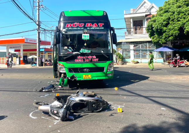 Xe khách Pleiku va chạm ô tô tải , gây tai nạn chết người tại giao lộ TP . Pleiku - Ảnh 1.