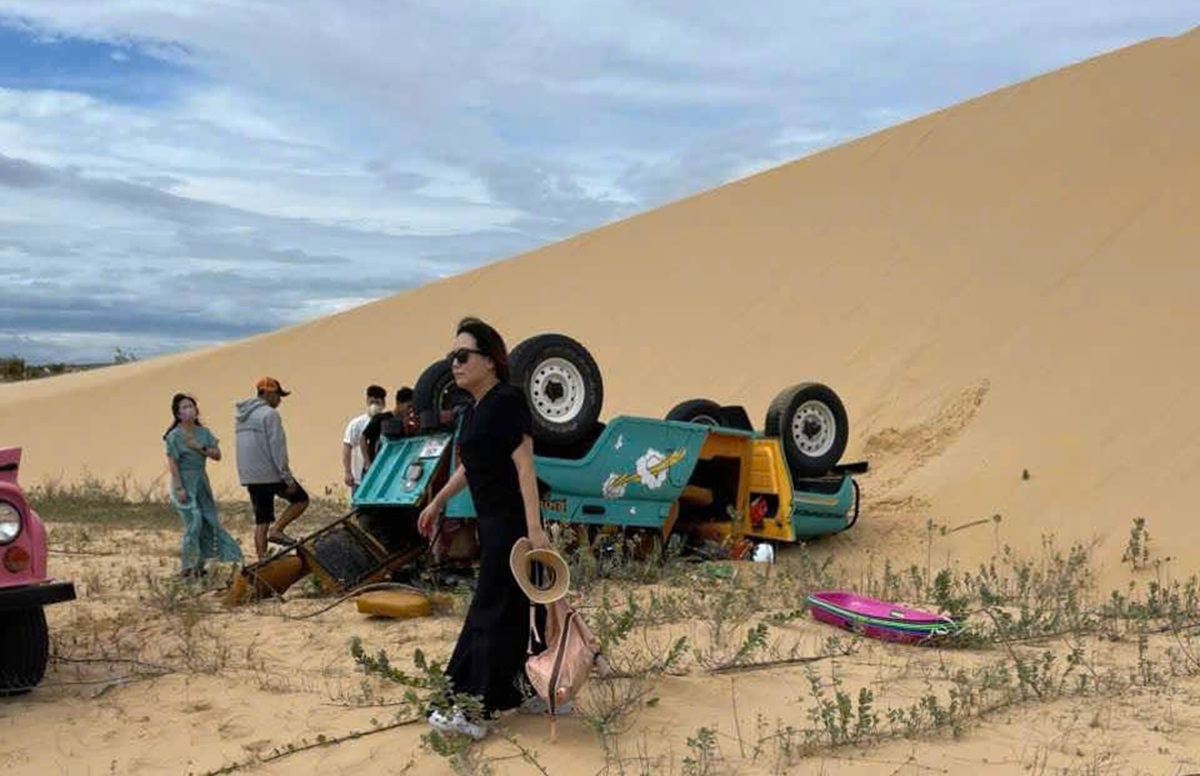 Xe jeep chở du khách Hàn Quốc lật tại Mũi Dinh gây tai nạn nghiêm trọng - Ảnh 1.