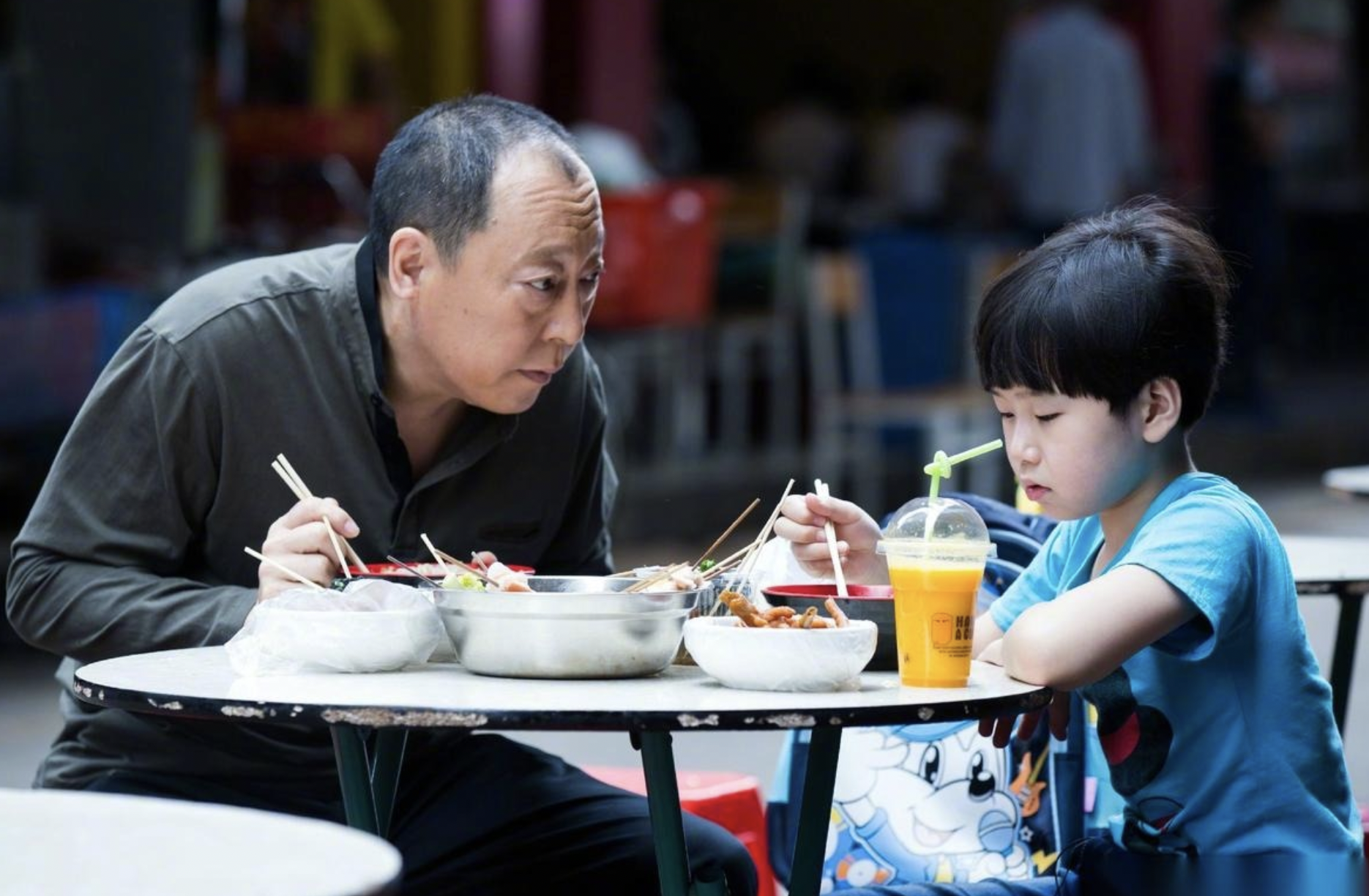 B&eacute; g&aacute;i 4 tuổi đi học về n&oacute;i: "C&oacute; người đi sau con", mẹ &acirc;m thầm theo d&otilde;i, ph&aacute;t hiện sự thật th&igrave; bật kh&oacute;c nức nở - Ảnh 1.