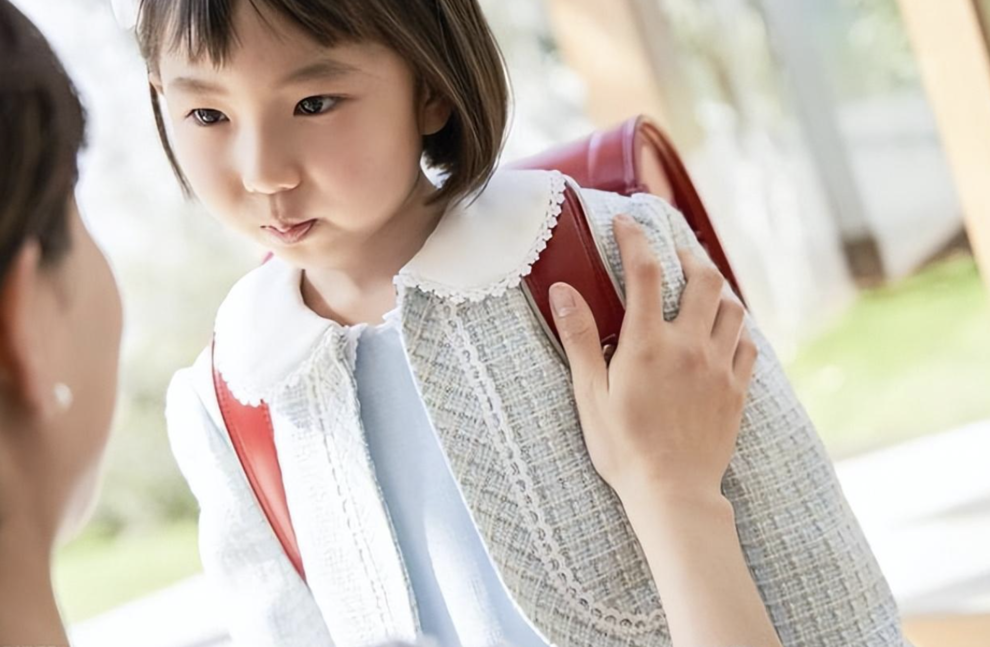 B&eacute; g&aacute;i 4 tuổi đi học về n&oacute;i: "C&oacute; người đi sau con", mẹ &acirc;m thầm theo d&otilde;i, ph&aacute;t hiện sự thật th&igrave; bật kh&oacute;c nức nở - Ảnh 2.