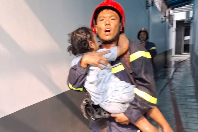 Cháy khách sạn ở TP Thủ Đức , giải cứu 6 người an toàn - Ảnh 1.