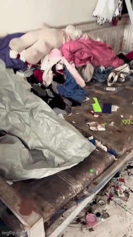 Sốc với phòng trọ bẩn Thái Bình: Chiếc đệm và mùi hôi thối không thể ngờ tới - Ảnh 1.