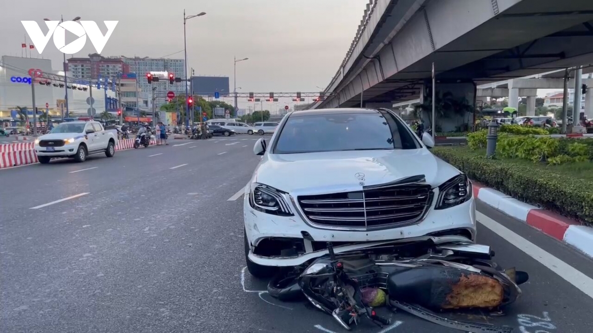 Vụ xe Mercedes tông xe máy ở TP . HCM tại ngã tư Thủ Đức khiến nhiều người bị thương - Ảnh 1.