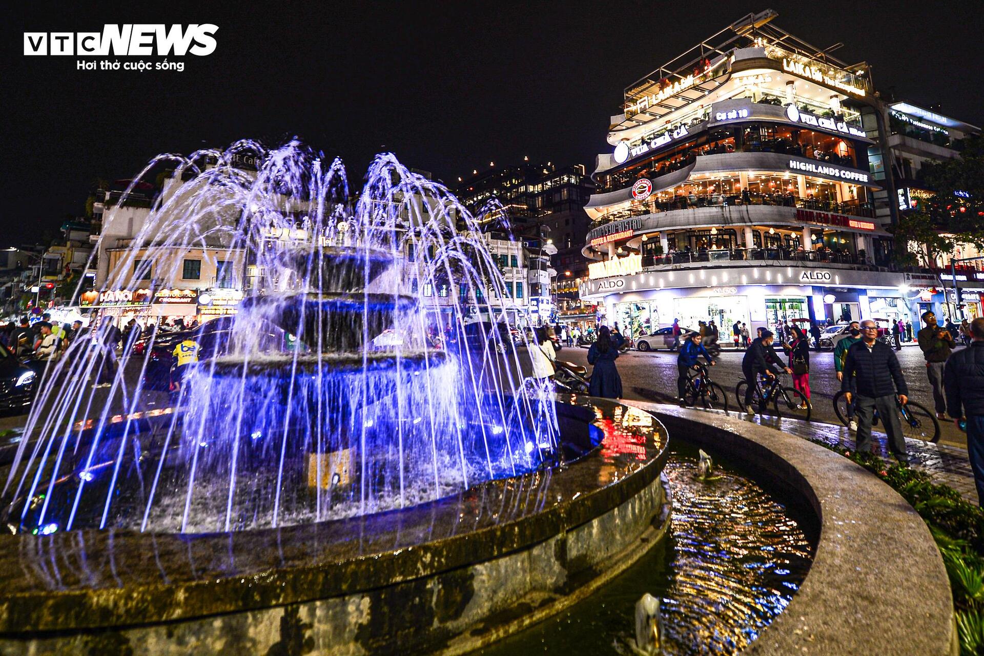 Bay hơn 1 . 500 Km để chụp ảnh cùng tòa nhà Hàm cá mập trước khi bị tháo dỡ - Ảnh 15.