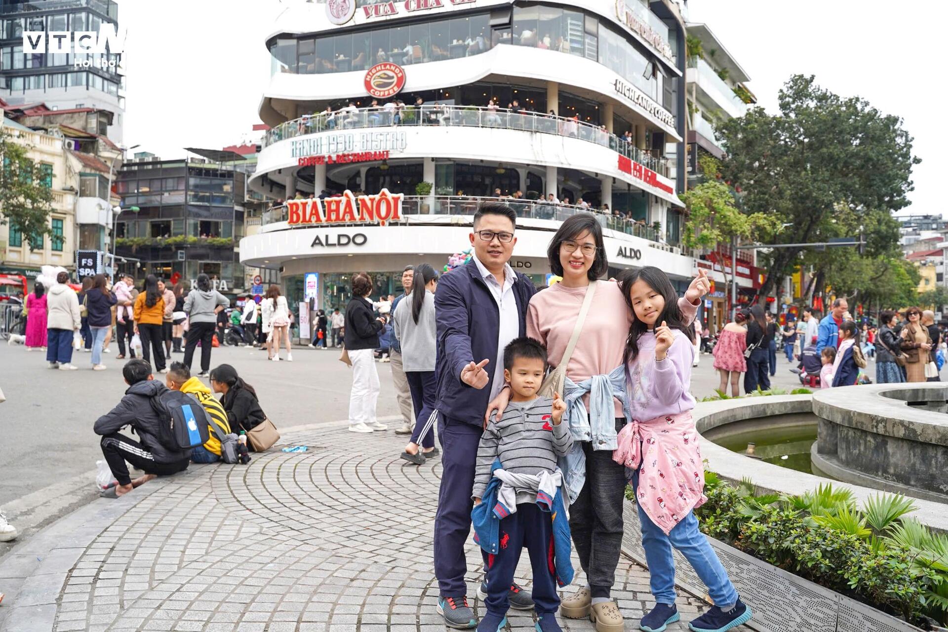 Bay hơn 1 . 500 Km để chụp ảnh cùng tòa nhà Hàm cá mập trước khi bị tháo dỡ - Ảnh 4.