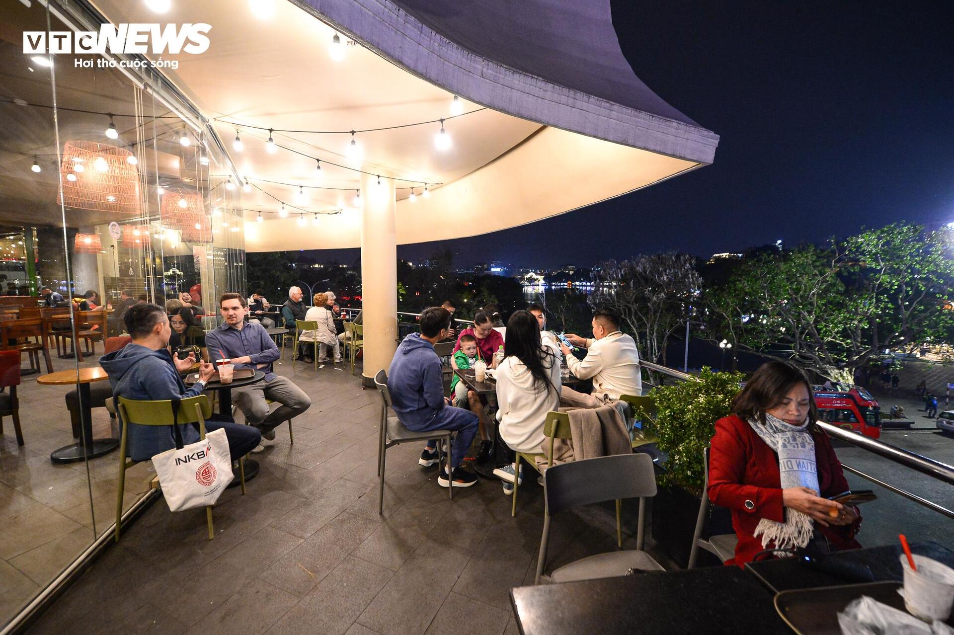 Bay hơn 1 . 500 Km để chụp ảnh cùng tòa nhà Hàm cá mập trước khi bị tháo dỡ - Ảnh 14.