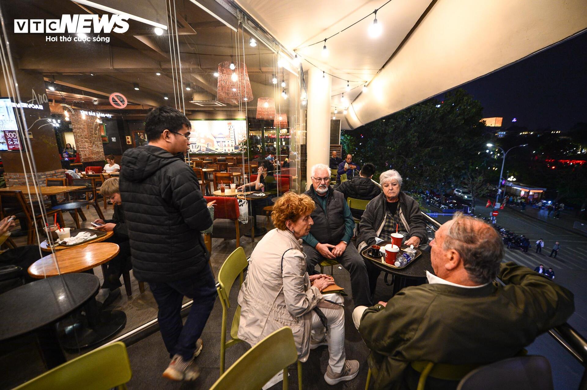 Bay hơn 1 . 500 Km để chụp ảnh cùng tòa nhà Hàm cá mập trước khi bị tháo dỡ - Ảnh 5.