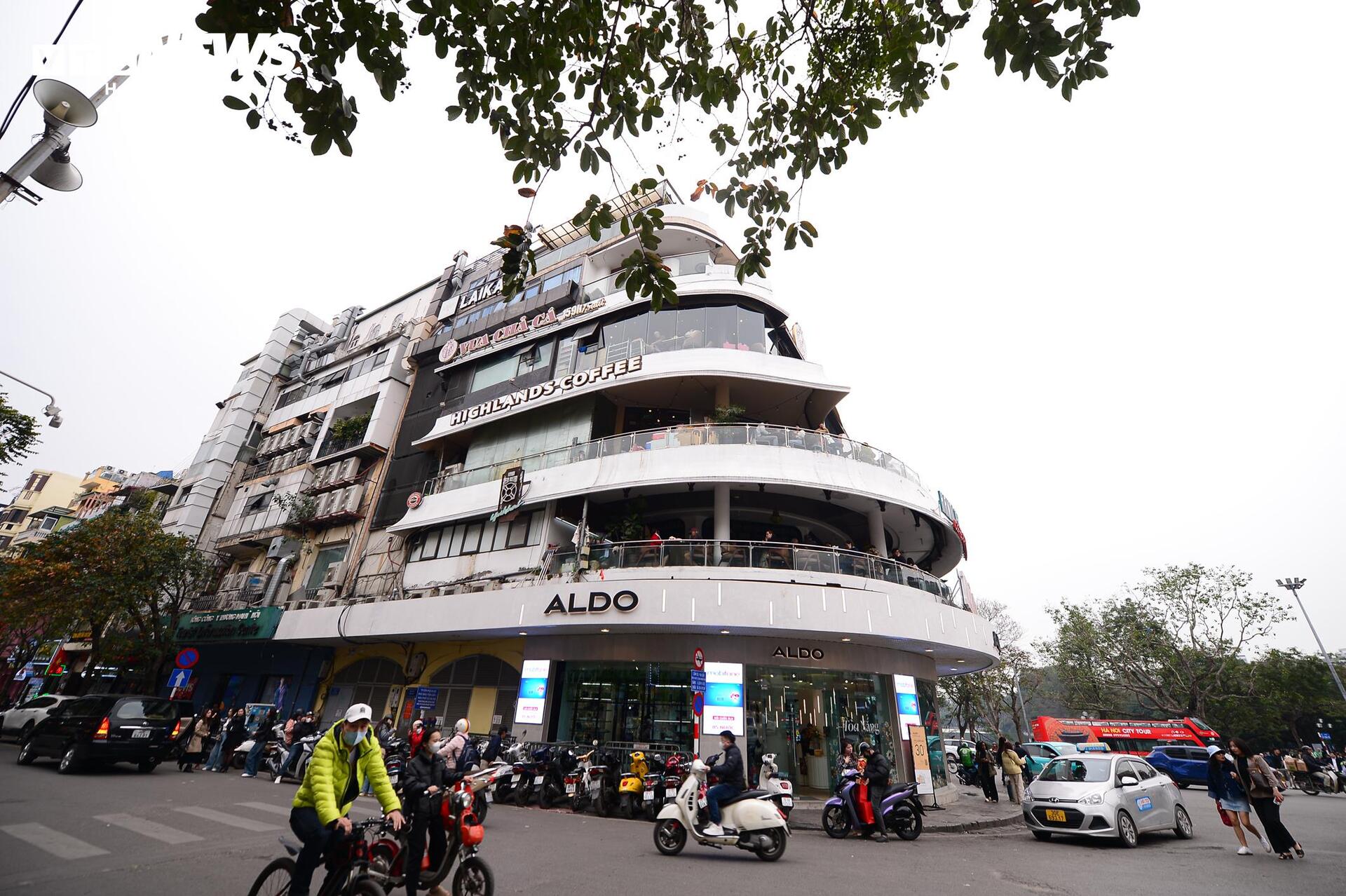 Bay hơn 1 . 500 Km để chụp ảnh cùng tòa nhà Hàm cá mập trước khi bị tháo dỡ - Ảnh 16.