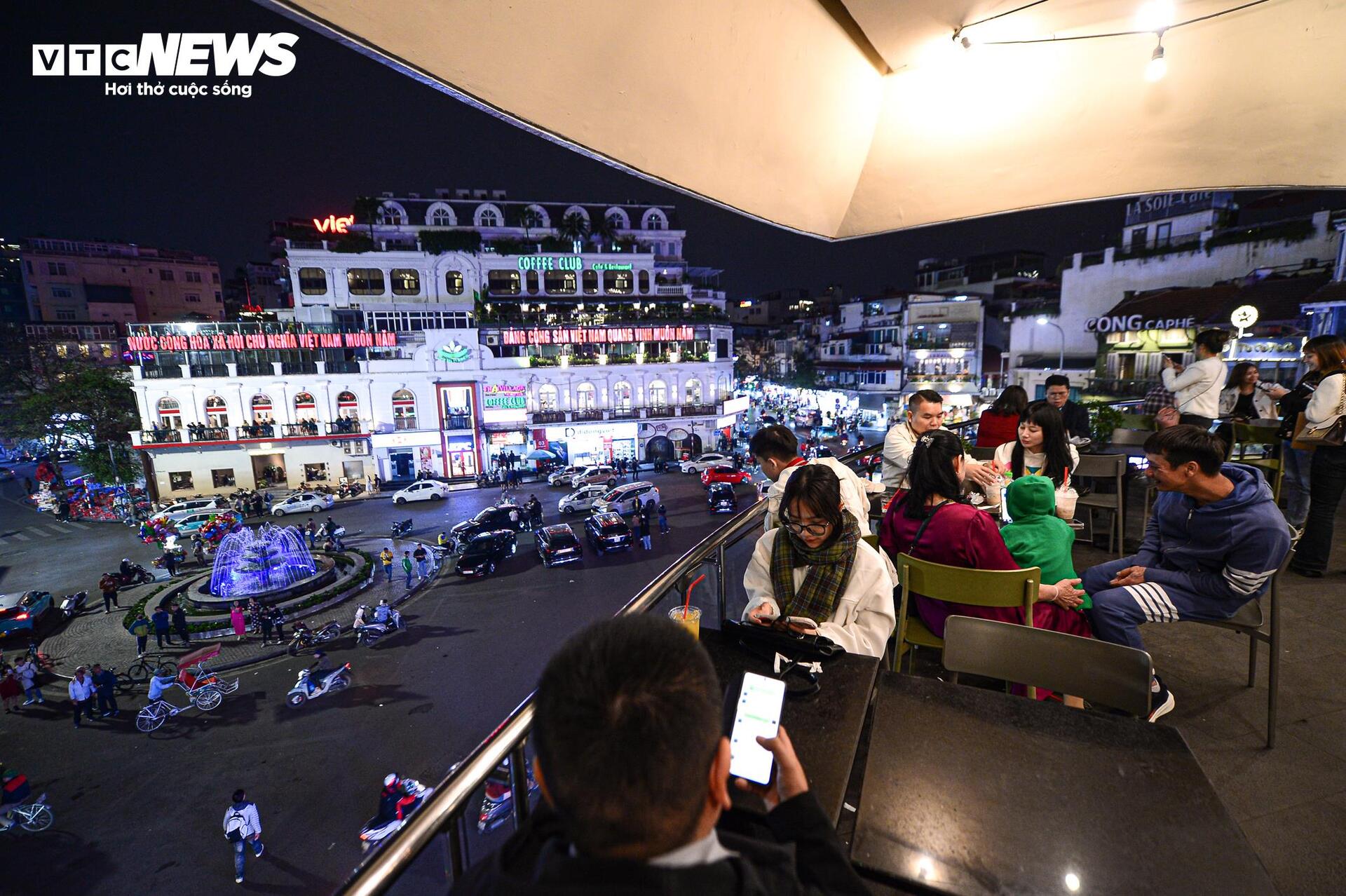 Bay hơn 1 . 500 Km để chụp ảnh cùng tòa nhà Hàm cá mập trước khi bị tháo dỡ - Ảnh 13.