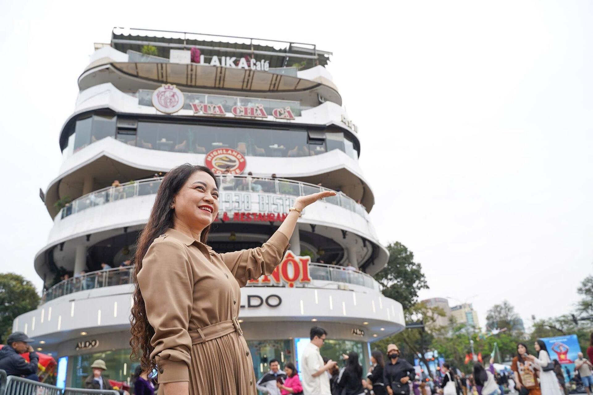 Bay hơn 1 . 500 Km để chụp ảnh cùng tòa nhà Hàm cá mập trước khi bị tháo dỡ - Ảnh 7.