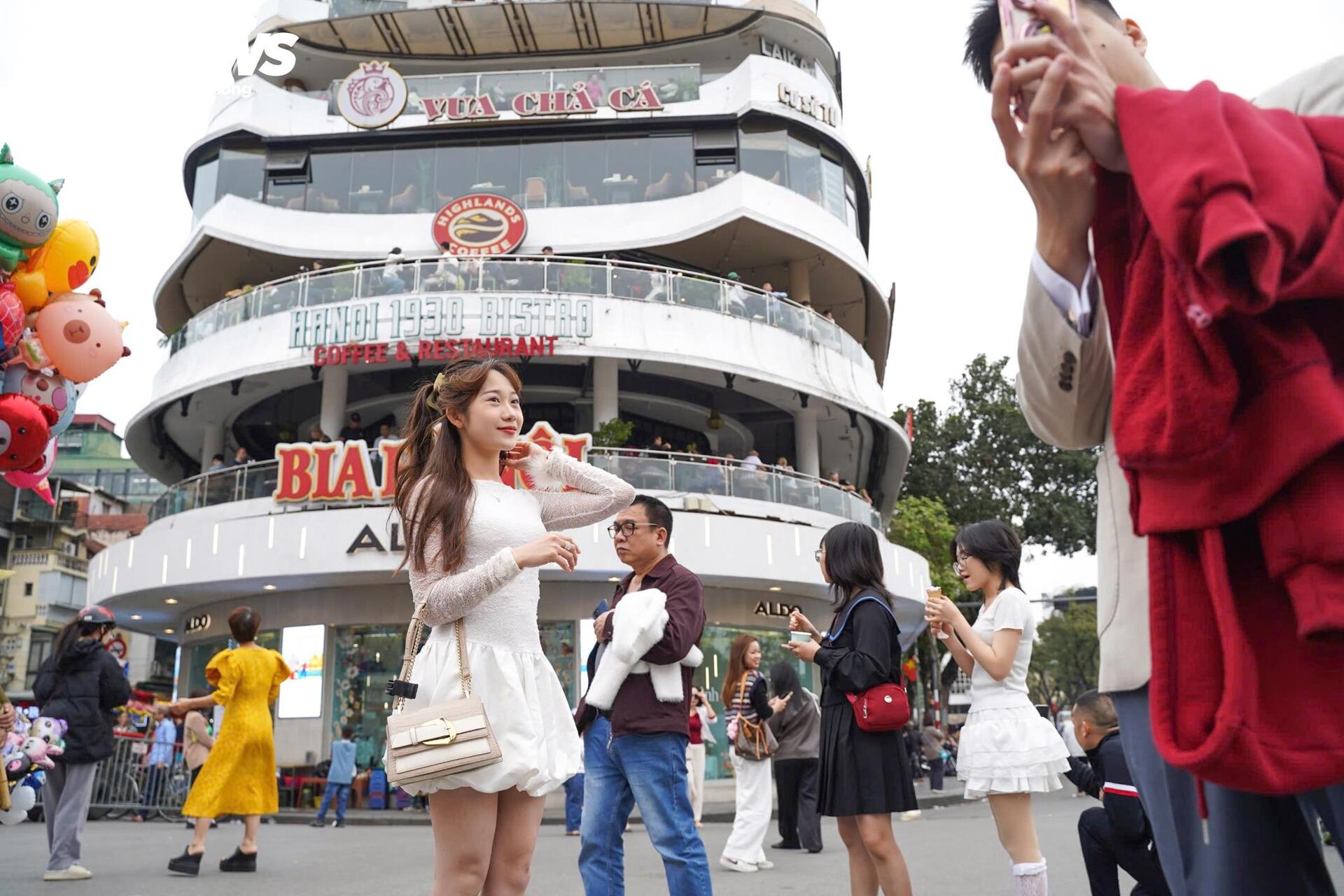 Bay hơn 1 . 500 Km để chụp ảnh cùng tòa nhà Hàm cá mập trước khi bị tháo dỡ - Ảnh 6.