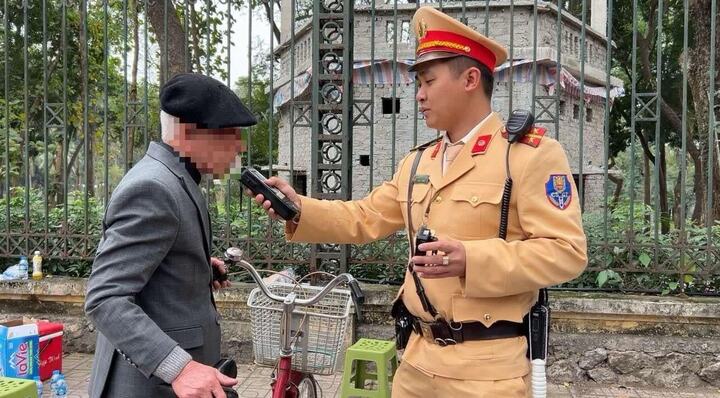 Cụ ông ở Hà Nội uống bia đi xe đạp bị phạt vì vi phạm nồng độ cồn - Ảnh 1.