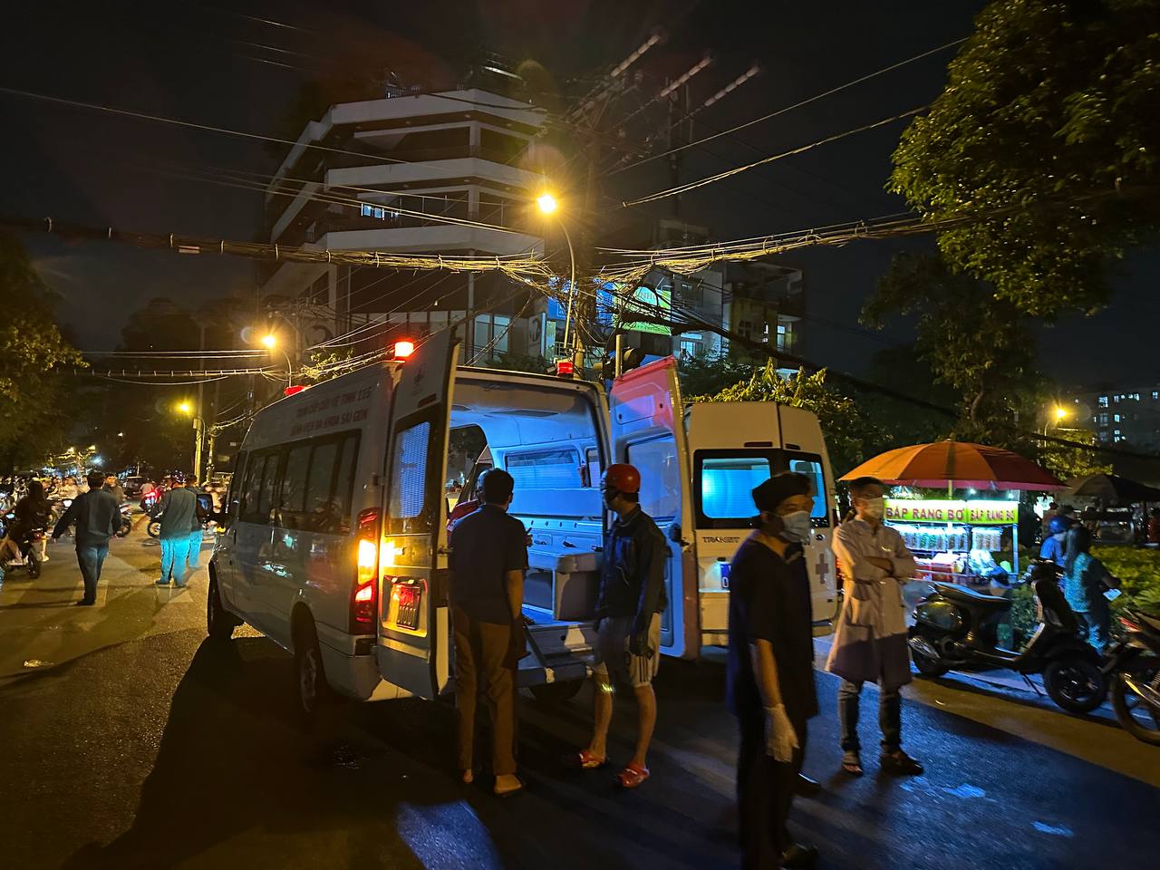 Chợ Thanh Đa cháy lớn trong đêm: Tiểu thương hoảng loạn , hàng loạt ki - ốt bị thiêu rụi - Ảnh 5.