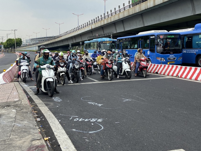 Vụ nữ tài xế Thủ Đức lái Mercedes tông 10 xe máy gây tai nạn thương tâm - Ảnh 1.