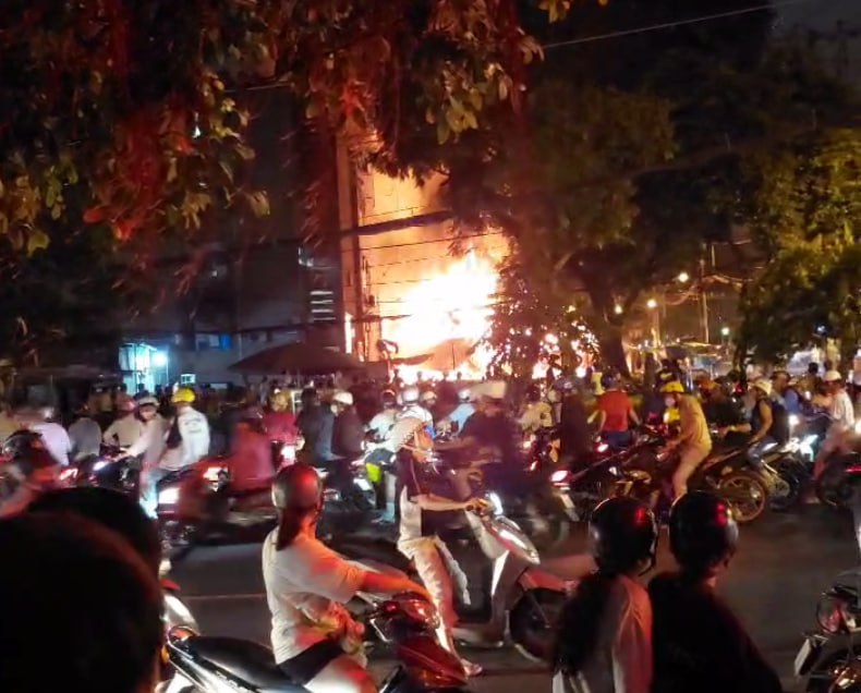 Chợ Thanh Đa cháy lớn trong đêm: Tiểu thương hoảng loạn , hàng loạt ki - ốt bị thiêu rụi - Ảnh 3.