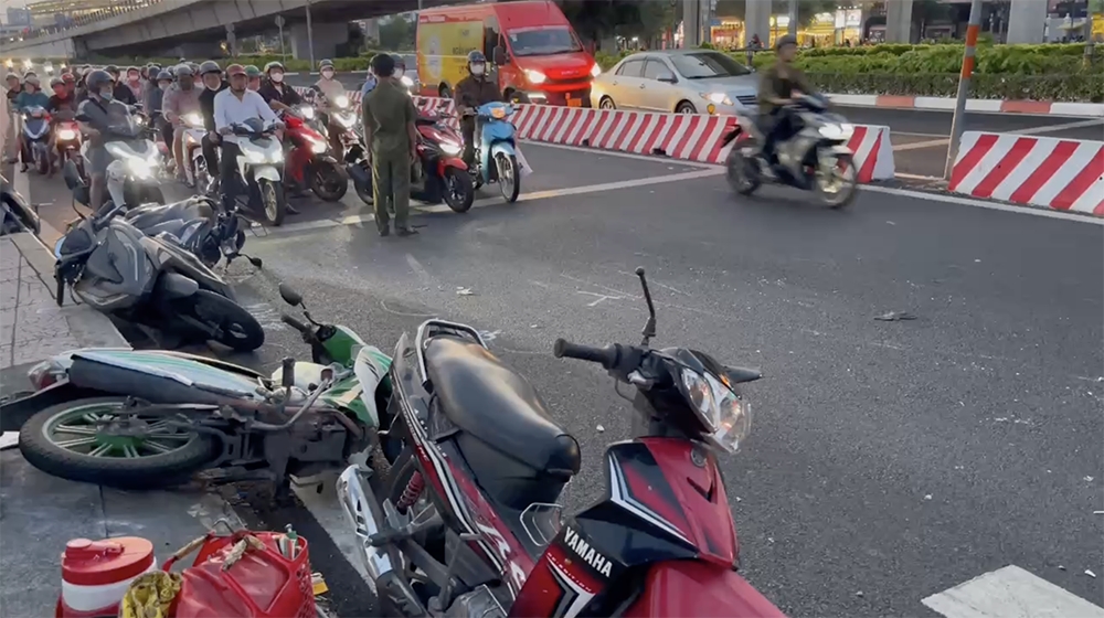 Vụ xe Mercedes tông xe máy ở TP . HCM tại ngã tư Thủ Đức khiến nhiều người bị thương - Ảnh 2.