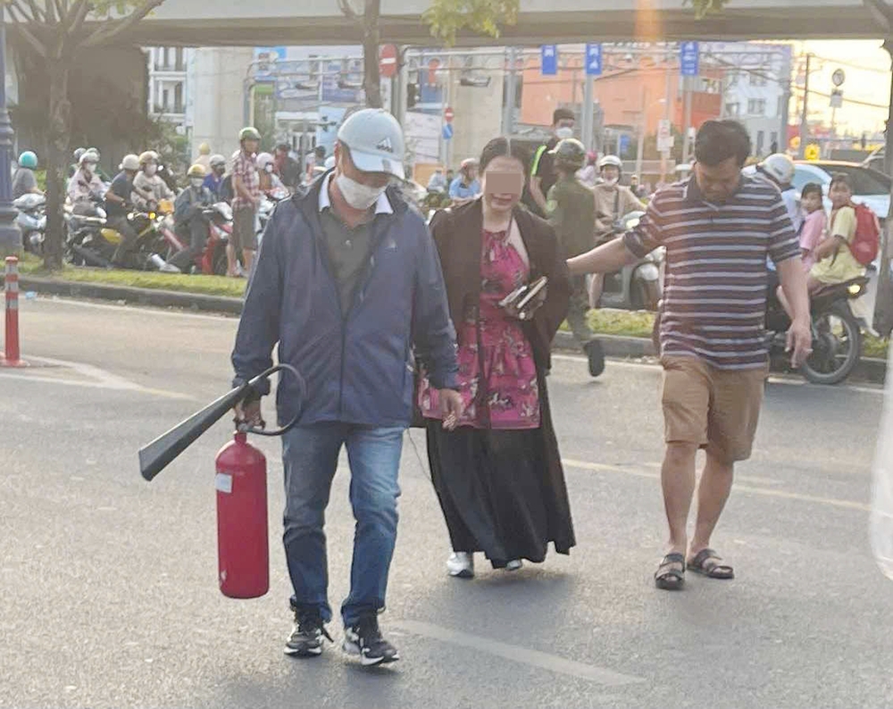 Vụ xe Mercedes tông xe máy ở TP . HCM tại ngã tư Thủ Đức khiến nhiều người bị thương - Ảnh 3.