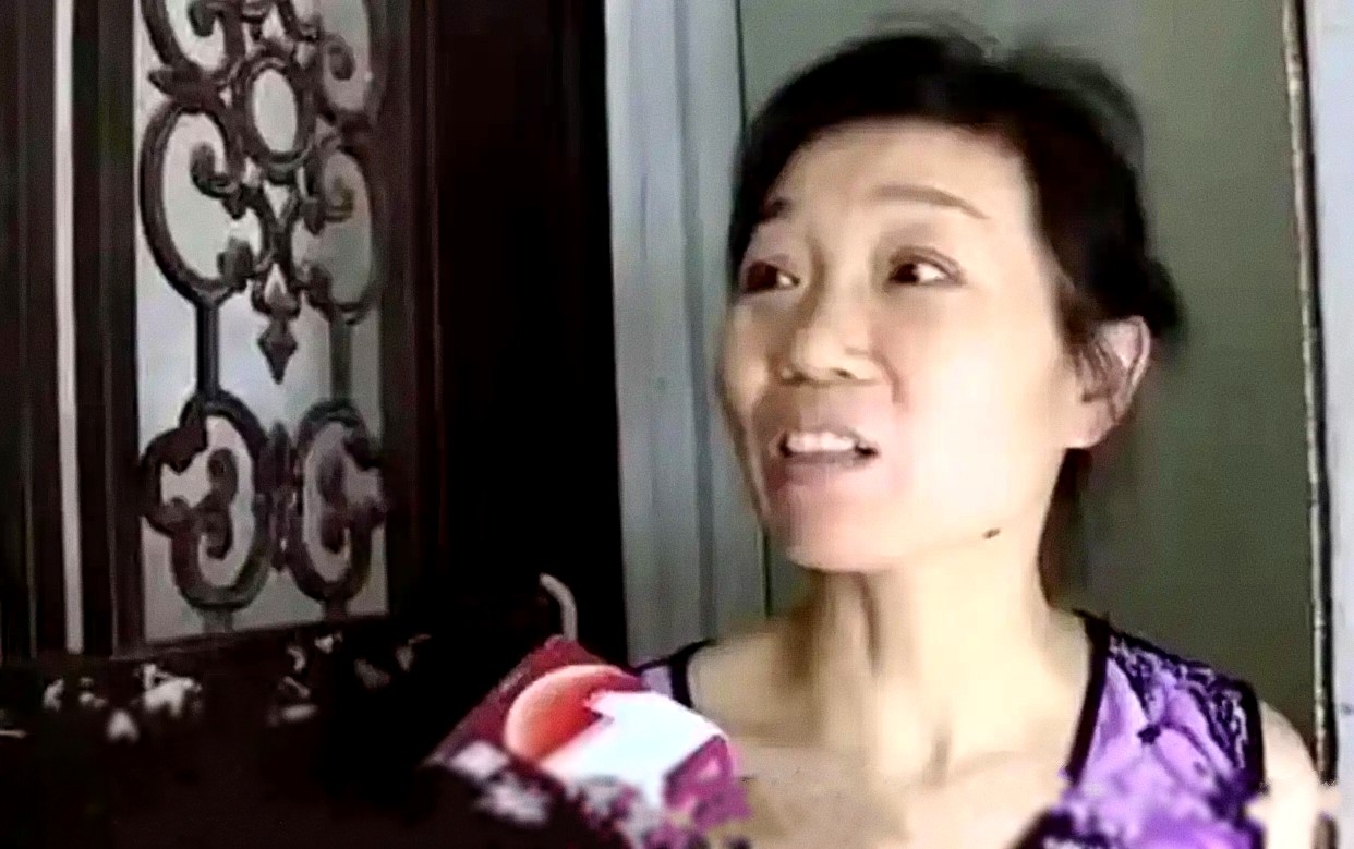 Người phụ nữ phát hiện người lạ sống trong nhà sau 28 năm - Ảnh 1.