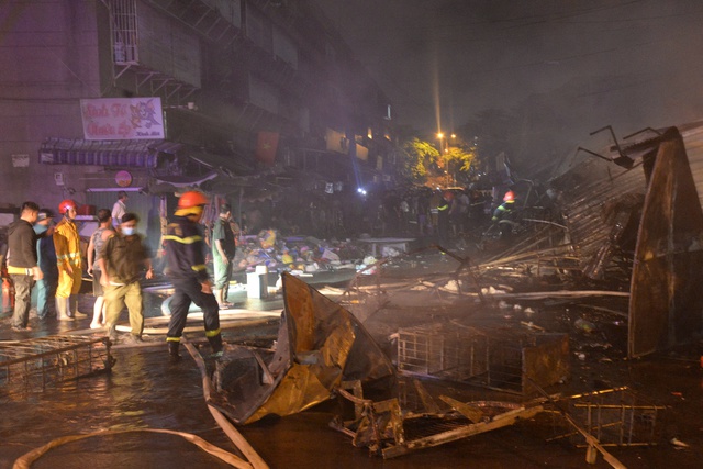 Hiện trường vụ chợ Thanh Đa b&ugrave;ng ch&aacute;y dữ dội- Ảnh 4.