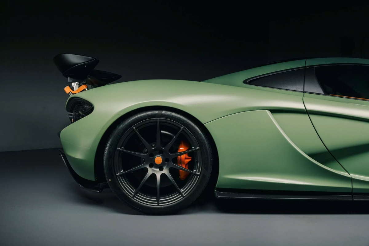 Bán đấu giá chiếc McLaren P1 duy nhất trên thế giới màu xanh lá cây Satin Camo - Ảnh 2.