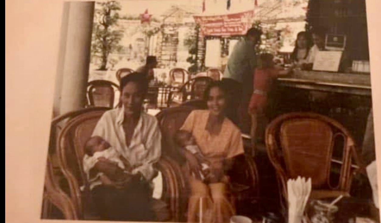 Công an xã giúp chị em song sinh Pháp gốc Việt tìm lại mẹ sau 27 năm - Ảnh 1. Công an xã giúp chị em song sinh Pháp gốc Việt tìm lại mẹ sau 27 năm - Ảnh 1.