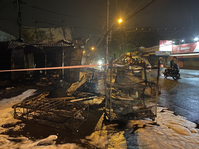 Tiểu thương nghẹn ngào vụ cháy chợ Thanh Đa thiêu rụi 7 kiốt - Ảnh 4.