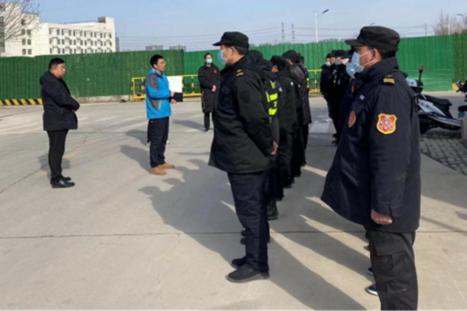 Bệnh viện Trung Quốc tuyển bảo vệ y&ecirc;u cầu bằng đại học g&acirc;y tranh c&atilde;i - Ảnh 2.