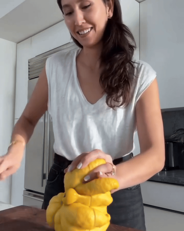 Xuất hiện quả chanh to ngang c&aacute;i chảo trong vườn, người phụ nữ thử bổ nhưng khi nh&igrave;n thấy thứ b&ecirc;n trong th&igrave; ng&atilde; "ngửa" - Ảnh 3.