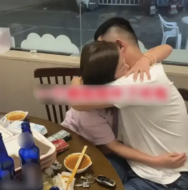 "Đến tuổi đ&oacute; rồi, c&ograve;n đi họp lớp để gặp người y&ecirc;u cũ l&agrave;m c&aacute;i g&igrave; nữa?" - c&acirc;u chuyện đang khiến cả MXH Trung Quốc bức x&uacute;c- Ảnh 5.