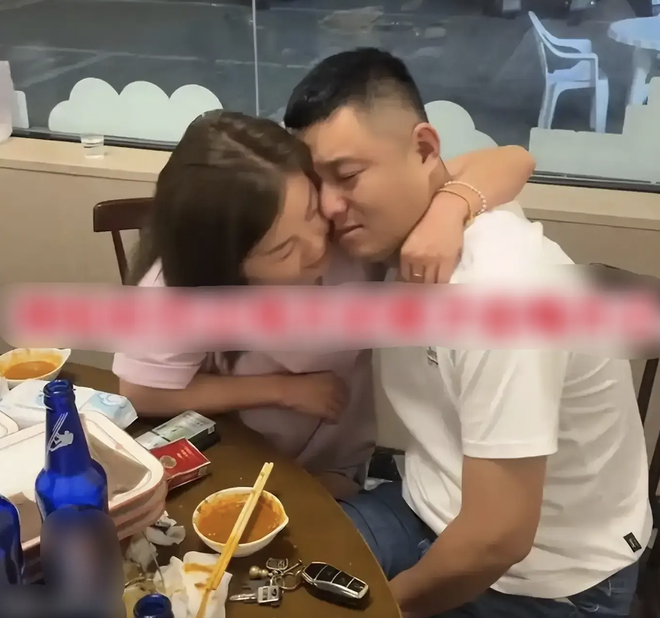 "Đến tuổi đ&oacute; rồi, c&ograve;n đi họp lớp để gặp người y&ecirc;u cũ l&agrave;m c&aacute;i g&igrave; nữa?" - c&acirc;u chuyện đang khiến cả MXH Trung Quốc bức x&uacute;c- Ảnh 2.