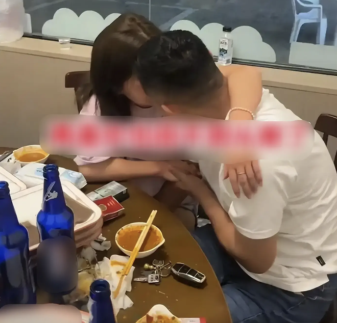 "Đến tuổi đ&oacute; rồi, c&ograve;n đi họp lớp để gặp người y&ecirc;u cũ l&agrave;m c&aacute;i g&igrave; nữa?" - c&acirc;u chuyện đang khiến cả MXH Trung Quốc bức x&uacute;c- Ảnh 4.