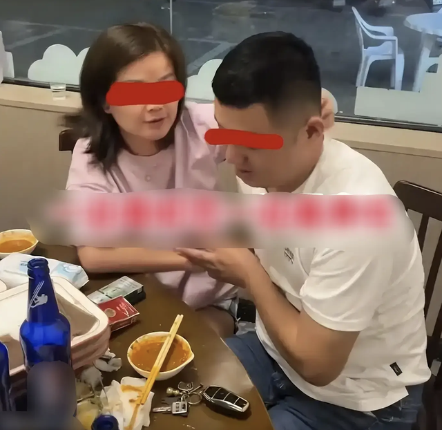 "Đến tuổi đ&oacute; rồi, c&ograve;n đi họp lớp để gặp người y&ecirc;u cũ l&agrave;m c&aacute;i g&igrave; nữa?" - c&acirc;u chuyện đang khiến cả MXH Trung Quốc bức x&uacute;c- Ảnh 1.