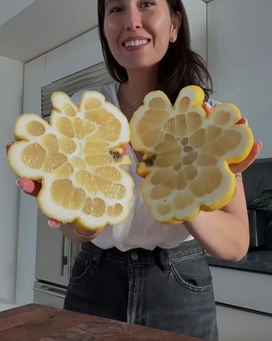 Xuất hiện quả chanh to ngang c&aacute;i chảo trong vườn, người phụ nữ thử bổ nhưng khi nh&igrave;n thấy thứ b&ecirc;n trong th&igrave; ng&atilde; "ngửa" - Ảnh 4.