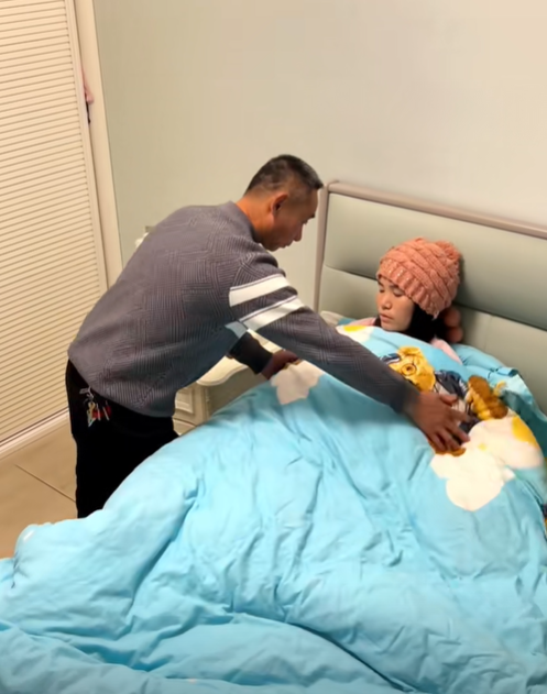 Ph&oacute;ng to hết mức cảnh bố chồng nửa đ&ecirc;m v&agrave;o ph&ograve;ng con d&acirc;u, người chồng lập tức gọi điện về nh&agrave; rồi bật kh&oacute;c- Ảnh 3.